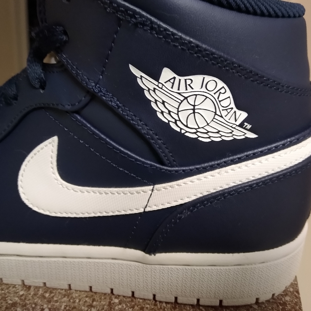Jordan 1 mid obsidian